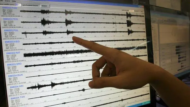 20050329 - CRO - TERREMOTI: RIENTRA PAURA MA RESTANO INTERROGATIVI..ESPERTI PERPLESSI PER COMPORTAMENTO TSUNAMI. Indonesian seismologists shows the graphic of the earthquake that hit northen Indonesia, at the National Earthquake Center in Jakarta Indonesia on Tuesday, 29 March 2005. The death toll continued to mount Tuesday, with Indonesian leaders saying up to 2,000 people may have perished after a 8.7-magnitude earthquake off the coast of Sumatra renewed fears of another tsunami disaster throughout Indian Ocean coastal regions. BAGUS INDAHONO / ANSA / RED