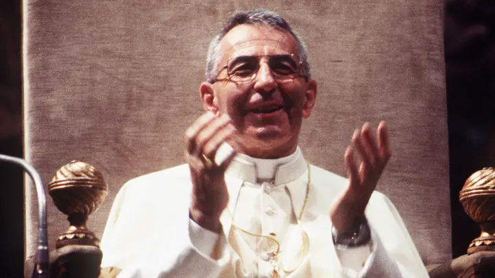 20080822 - ROMA - REL - 30 ANNI PAPA LUCIANI: IL PONTEFICE DEL SORRISO. Papa Giovanni Paolo I, Albino Luciani, in una immagine di archivio. Trent'anni fa il Papa del sorriso. Era il 26 agosto 1978, quando i 111 cardinali riuniti in conclave scelsero Albino Luciani, all'epoca patriarca di Venezia, quale successore di Papa Paolo VI, morto il 6 agosto dopo 15 anni di pontificato. Ma quella di Luciani fu una meteora. Il nuovo Papa, che aveva preso il nome Giovanni Paolo I, mori' improvvisamente dopo 33 giorni, colto da infarto la notte fra il 28 e il 29 settembre. Avrebbe compiuto 66 anni il 17 ottobre. Nel suo brevissimo papato, Luciani pronuncio' 9 discorsi, tenne 4 udienze e due omelie. Ma la sua semplicita' e il suo sorriso sono rimasti impressi nella memoria di tutti...ANSA/ARCHIVIO/DRN