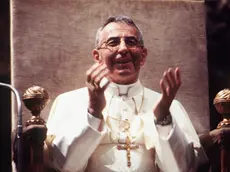 20080822 - ROMA - REL - 30 ANNI PAPA LUCIANI: IL PONTEFICE DEL SORRISO. Papa Giovanni Paolo I, Albino Luciani, in una immagine di archivio. Trent'anni fa il Papa del sorriso. Era il 26 agosto 1978, quando i 111 cardinali riuniti in conclave scelsero Albino Luciani, all'epoca patriarca di Venezia, quale successore di Papa Paolo VI, morto il 6 agosto dopo 15 anni di pontificato. Ma quella di Luciani fu una meteora. Il nuovo Papa, che aveva preso il nome Giovanni Paolo I, mori' improvvisamente dopo 33 giorni, colto da infarto la notte fra il 28 e il 29 settembre. Avrebbe compiuto 66 anni il 17 ottobre. Nel suo brevissimo papato, Luciani pronuncio' 9 discorsi, tenne 4 udienze e due omelie. Ma la sua semplicita' e il suo sorriso sono rimasti impressi nella memoria di tutti...ANSA/ARCHIVIO/DRN