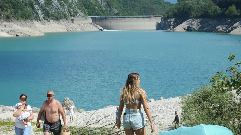 Turisti di fronte al lago del Mis semi vuoto