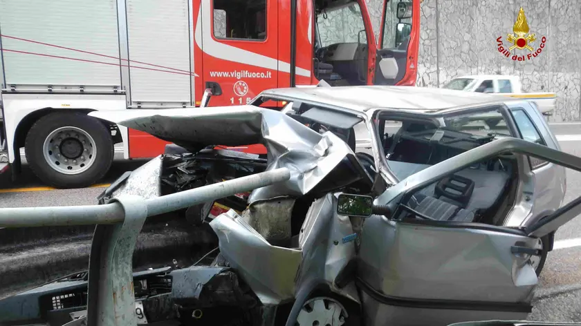 La FIat Punto accartocciata contro il guard rail