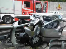 La FIat Punto accartocciata contro il guard rail