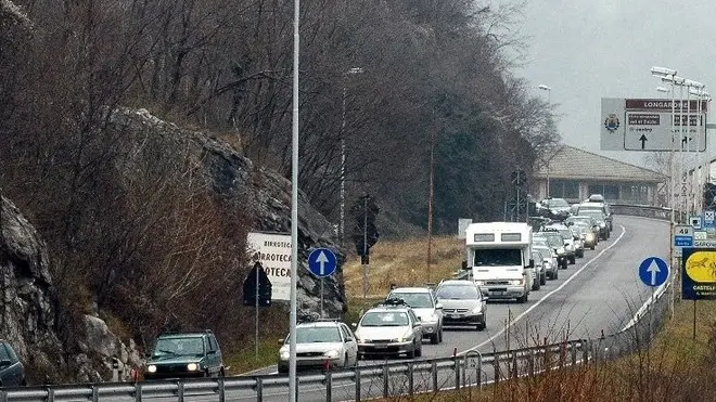 Longarone 09 gennaio 2005, solita coda di traffico per il rientro dalle piste da sci, statale alemagna - ARBOIT A PAGINA 17