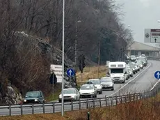 Longarone 09 gennaio 2005, solita coda di traffico per il rientro dalle piste da sci, statale alemagna - ARBOIT A PAGINA 17