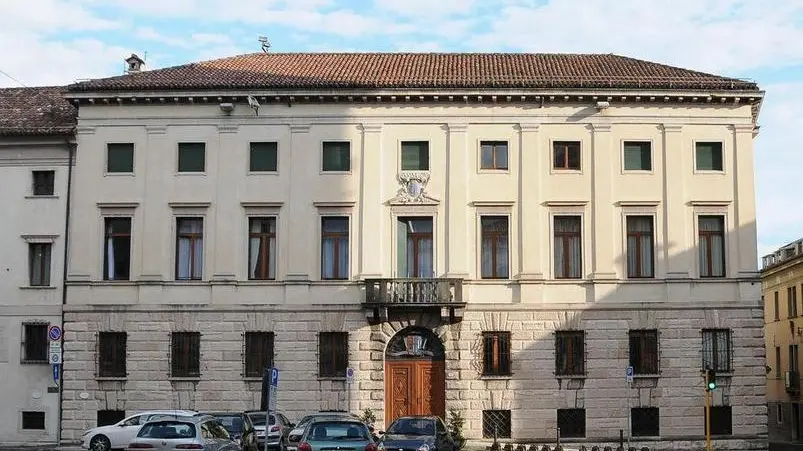 Palazzo Piloni, sede della Provincia di Belluno, senza le bandiere esposte - In alto la sede dell'ente a Palazzo Piloni A sinistra il consiglio provinciale che entro fine mese vota il bilancio