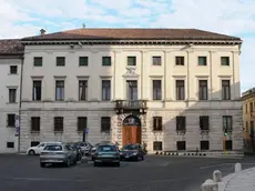 Palazzo Piloni, sede della Provincia di Belluno, senza le bandiere esposte - In alto la sede dell'ente a Palazzo Piloni A sinistra il consiglio provinciale che entro fine mese vota il bilancio