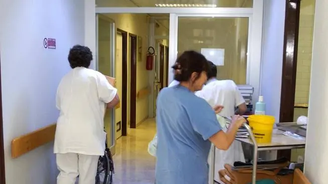 INFERMIERI IN CORSIA DURANTE IL TRASLOCO RIORGANIZZAZIONE ALL'OSPEDALE UMBERTO PRIMO DI MESTRE...TESTATINA LA NOSTRA SALUTE Corsia di un ospedale padovano In alto: Claudio Rizzato dei Ds e Margherita Miotto, di Ipv. A destra: l'assessore Fabio Gava