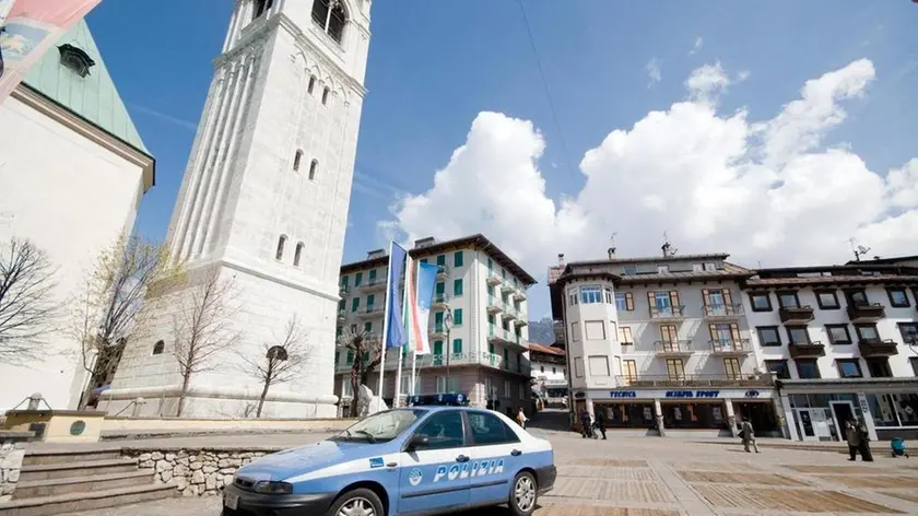 Cortina, 26 Aprile 2010. Marco Da Pozzo, guida alpina e membro del Gruppo alpinistico degli "Scoiattoli", Ã¨ morto oggi sul campanile della Chiesa di Cortina d'Ampezzo metre svolgeva alcuni lavori di manutenzione - Una volante della polizia sotto il campanile