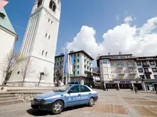 Cortina, 26 Aprile 2010. Marco Da Pozzo, guida alpina e membro del Gruppo alpinistico degli "Scoiattoli", Ã¨ morto oggi sul campanile della Chiesa di Cortina d'Ampezzo metre svolgeva alcuni lavori di manutenzione - Una volante della polizia sotto il campanile