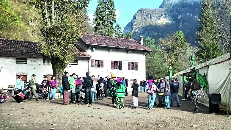 Partecipanti al raduno techno in Val Canzoi