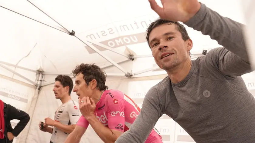 Almeida, Thomas e Roglic ai rulli defaticanti dopo il tappone delle Tre Cime: oggi si giocheranno il Giro