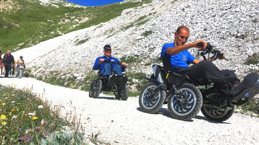 Davide Giozet e Oscar De Pellegrin su un sentiero delle Dolomiti Bellunesi