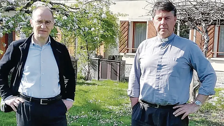 Don Francesco Silvestri (a sinistra) con don Cesare Larese