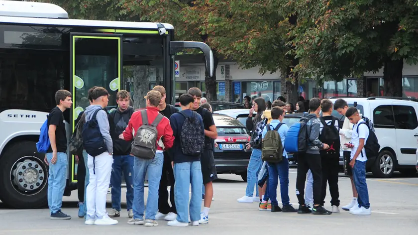 Studenti alla stazione delle corriere