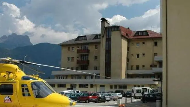 Pieve di Cadore, 14 luglio 2006, l'ospedale - L'elicottero del Suem parcheggiato all'esterno dell'ospedale di PIeve