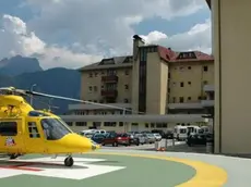 Pieve di Cadore, 14 luglio 2006, l'ospedale - L'elicottero del Suem parcheggiato all'esterno dell'ospedale di PIeve