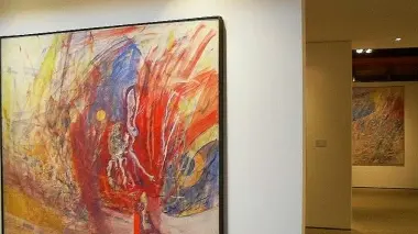 Una delle opere di Tancredi esposte in galleria Rizzarda, sotto il curatore della mostra Massimo Barbero