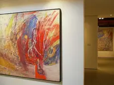 Una delle opere di Tancredi esposte in galleria Rizzarda, sotto il curatore della mostra Massimo Barbero