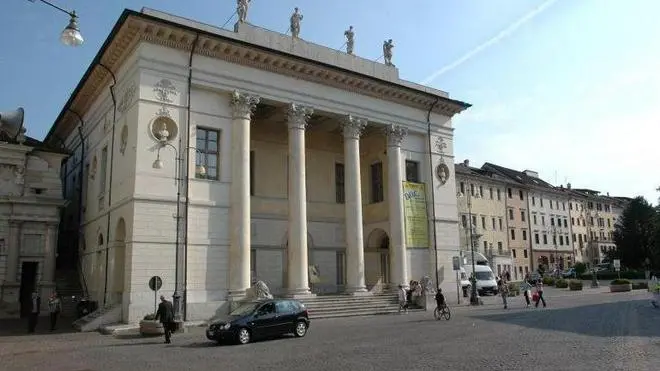 Belluno 2006. Il teatro comunale a Belluno. - Una veduta del teatro Comunale di Belluno