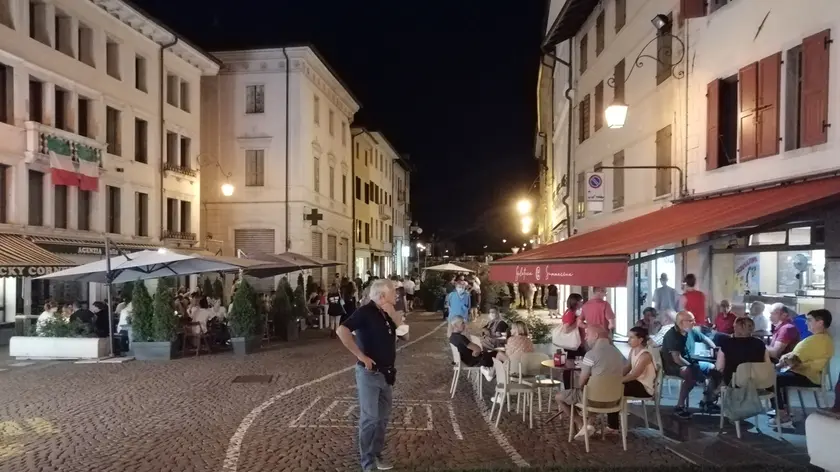 Avventori nei locali di via XXXI Ottobre a Feltre