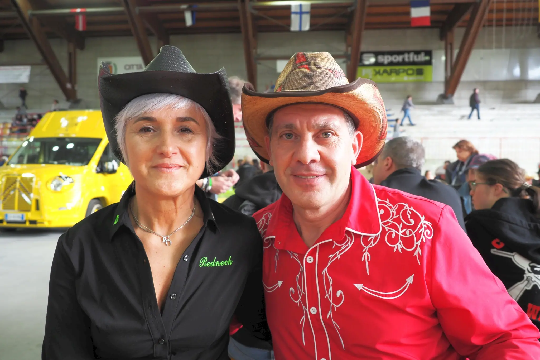 Appassionati di ballo country da tutto il nord Italia si sono radunati al palaghiaccio di Feltre per celebrare il Country day organizzato dall'associazione Redneck. Tra balli di gruppo e musica, il mercatino con i prodotti tipici del Feltrino e del Bellunese, l'esibizione degli sbandieratori che hanno portato un po' della magia del Palio di Feltre in pista, la giornata ha riscosso una notevole partecipazione. Tanto che, annunciano gli organizzatori, diventerà un appuntamento fisso. Ecco una carrellata di volti e di momenti del Country day Feltre (foto: Stefano De Barba)