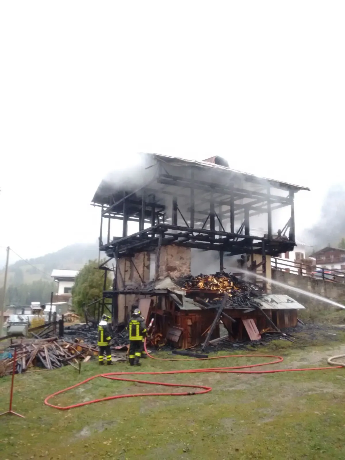 Cosa rimane del fienile dopo l'incendio