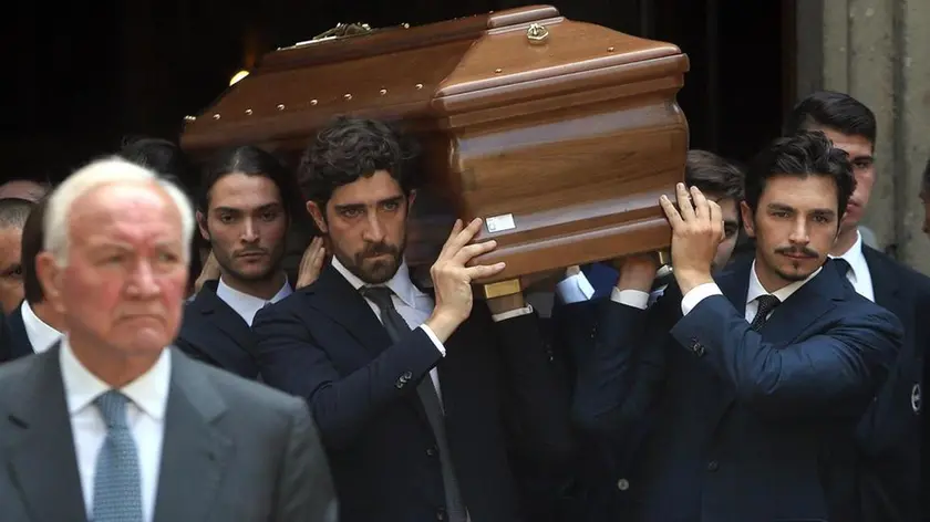I nipoti di Marta Marzotto portano il feretro della stilista e modella scomparsa venerdì scorso a Milano, in occasione del funerale che si è svolto nella chiesa di Sant'Angelo, Milano, 1 agosto 2016. ANSA / MATTEO BAZZI