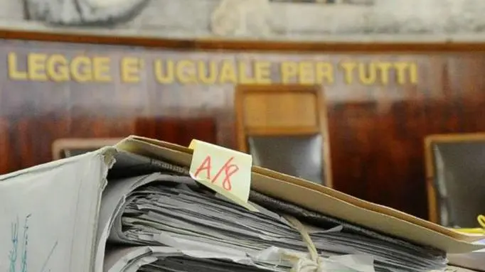 Faldoni in tribunale. Un uomo è stato condannato per sostituzione di persona e truffa