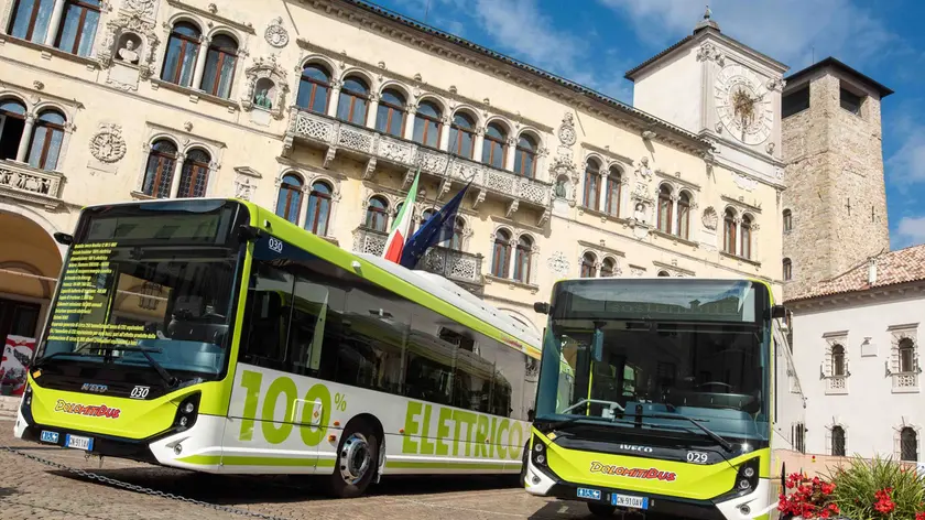 I due autobus elettrici in uso da Dolomitibus per il servizio urbano