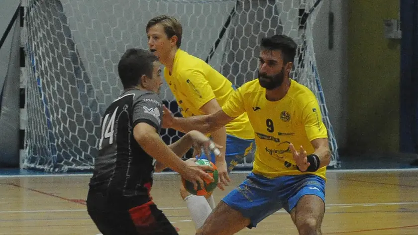 Alessio Francescon contrasta un avversario