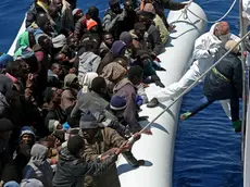 Personale di equipaggio della nave P.03 "Denaro" della guardia di finanza durante le operazioni di trasbordo di centinaia di migranti al largo delle coste libiche, Mar Mediterraneo 22 aprile 2015..ANSA/ALESSANDRO DI MEO