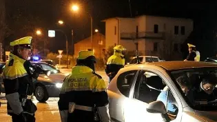 Agenti della polizia locale durante un controllo notturno in città