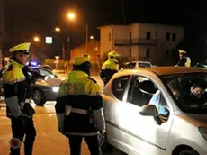 Agenti della polizia locale durante un controllo notturno in città