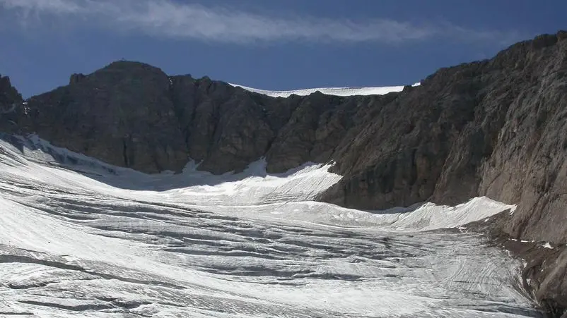 Il ghiacciaio della Marmolada con i suoi crepacci sullo sfondo Punta Penia dove arriva la ferrata