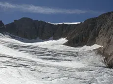 Il ghiacciaio della Marmolada con i suoi crepacci sullo sfondo Punta Penia dove arriva la ferrata