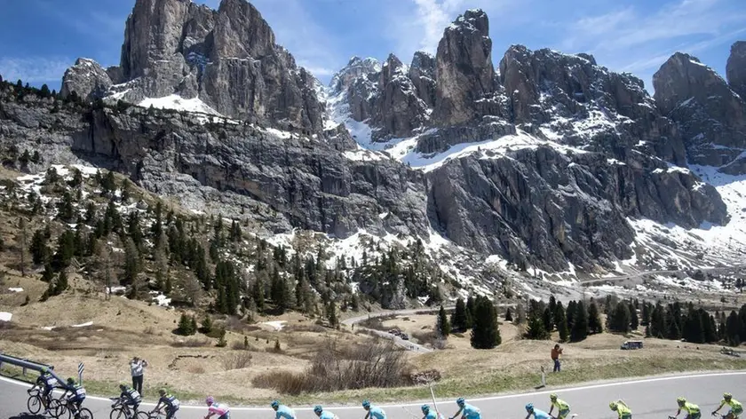 The pack is on the way of the 14th stage of Giro dItalia cycling race from Alpago to Corvara, 21 May 2016. ANSA/CLAUDIO PERI