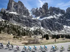 The pack is on the way of the 14th stage of Giro dItalia cycling race from Alpago to Corvara, 21 May 2016. ANSA/CLAUDIO PERI