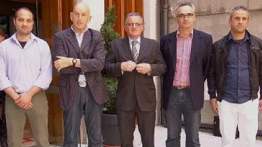 In alto gli amministratori dell’Alpago insieme a Dario Bond (Pdl) e l’ex caserma Bianchin
