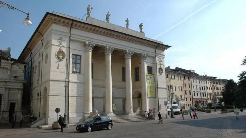 Belluno 2006. Il teatro comunale a Belluno. - Una veduta del teatro Comunale di Belluno