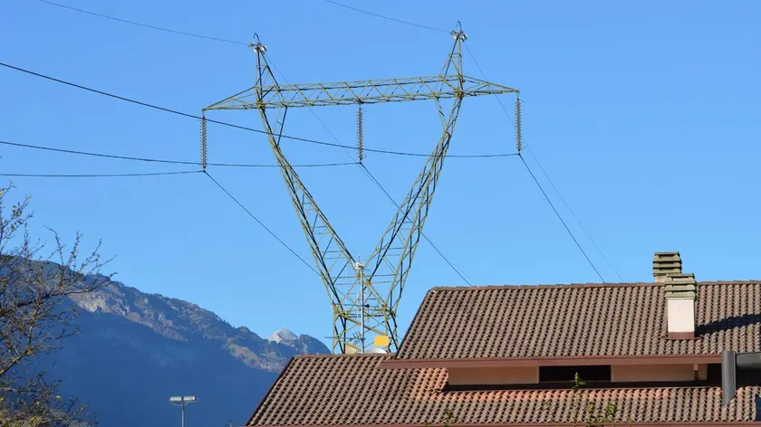 Tralicci e cavi elettrici vicini ad una casa a Soverzene