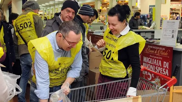 La raccolta di generi alimentari durante una colletta alimentare