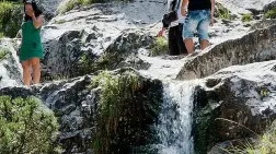 Alcuni turisti ieri sui Catini del Brenton e altri due che osservano il paesaggio A destra la passerella sulla Cascata della Soffia