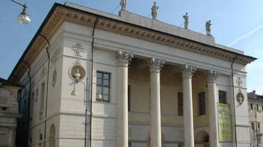 Belluno 2006. Il teatro comunale a Belluno. - Una veduta del teatro Comunale di Belluno