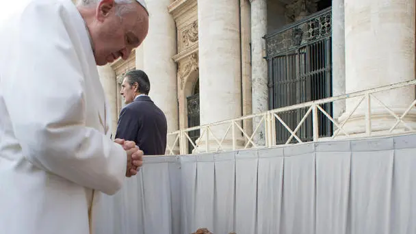 Il Papa benedice la mangiatoia di Facen