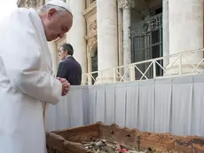 Il Papa benedice la mangiatoia di Facen