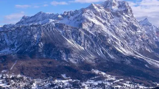 epa07297017 General view of the Tofana Ski Area during the women's Downhill race of the FIS Alpine Skiing World Cup in Cortina d'Ampezzo, Italy, 18 January 2019. EPA/JOHANN GRODER