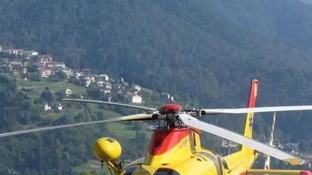 L'elicottero del 118 Suem a Pieve di Cadore. - La piazzola dell'elicottero a Pieve. Sotto, Compostella