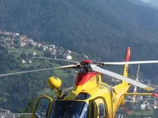 L'elicottero del 118 Suem a Pieve di Cadore. - La piazzola dell'elicottero a Pieve. Sotto, Compostella