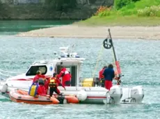 Il battello che ha individuato i due corpi sul fondo del lago del Centro Cadore