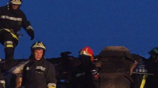 Incendio Lenzumo - Il tetto e la mansarda della casa abitata da Giordano Sartori hanno subito danni gravissimi: i pompieri al lavoro per salvare il salvabile (f.Forelli)